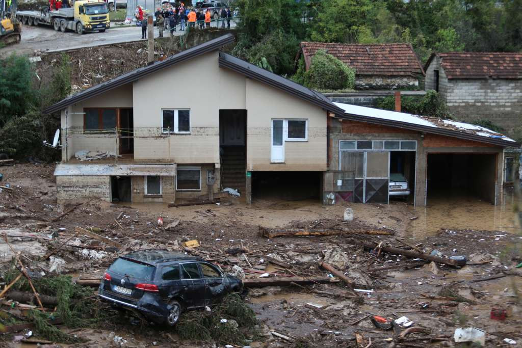 BiHAMK – Poziv građanima kojima su vozila oštećena u poplavama da nazovu 1282