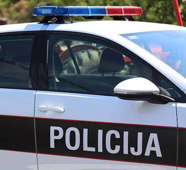 Policajci ispred škole nakon zastrašujuće poruke ispisane na tabli
