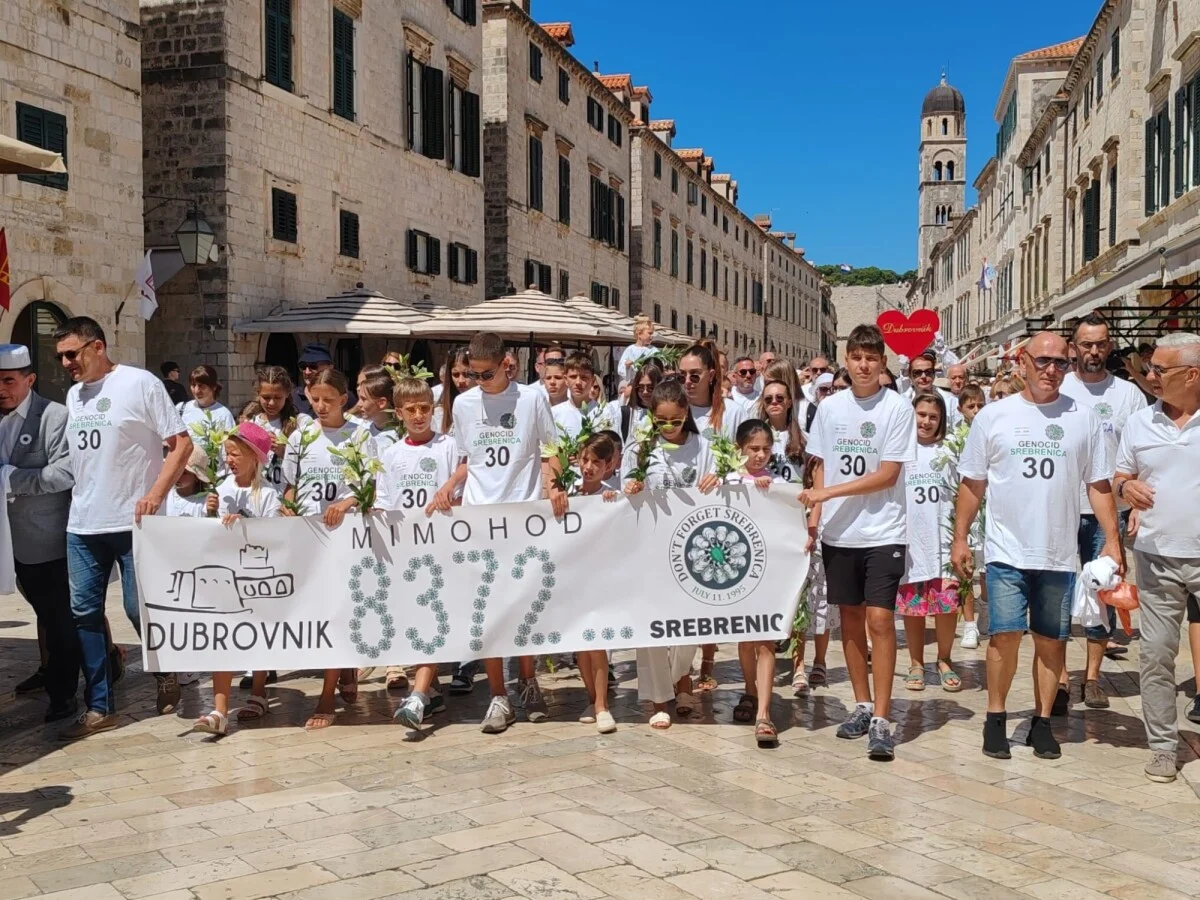 U Dubrovniku održan tradicionalni mimohod za Srebrenicu: Ljiljani simbolično bačeni u more