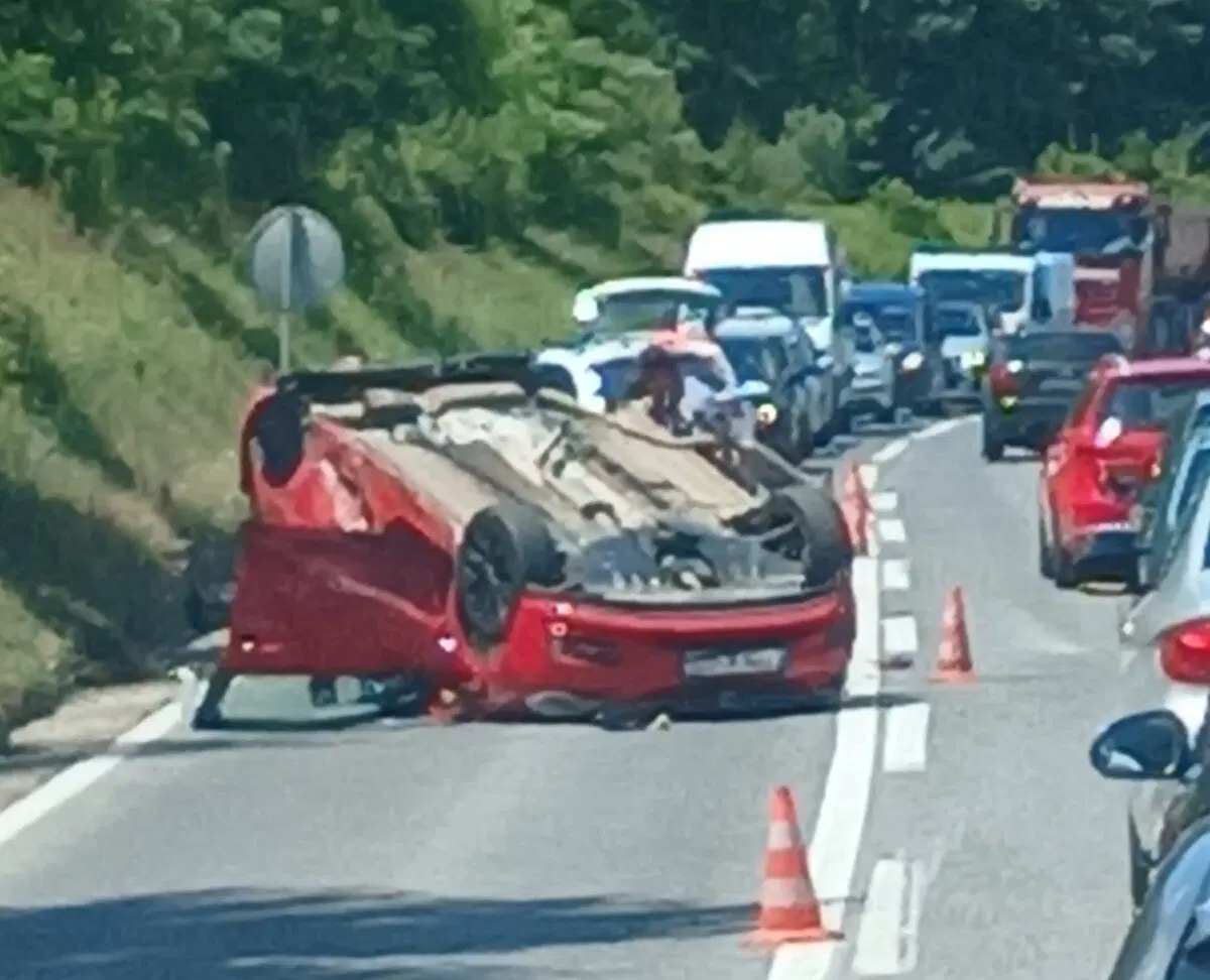 Sudar tri automobila kod Srebrenika, dvije osobe prevezene u UKC Tuzla