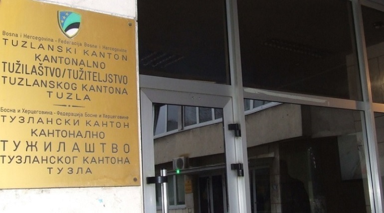 Razbojništvo u Tuzli: Napali grupu mladića, jedan povrijeđen