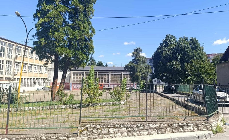 Određen pritvor maloljetniku zbog pokušaja ubistva u dvorištu škole