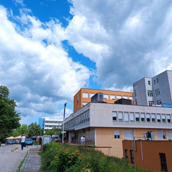 Stanje povrijeđenih u požaru u Tuzli: Svi pacijenti stabilni, jedna osoba na respiratoru