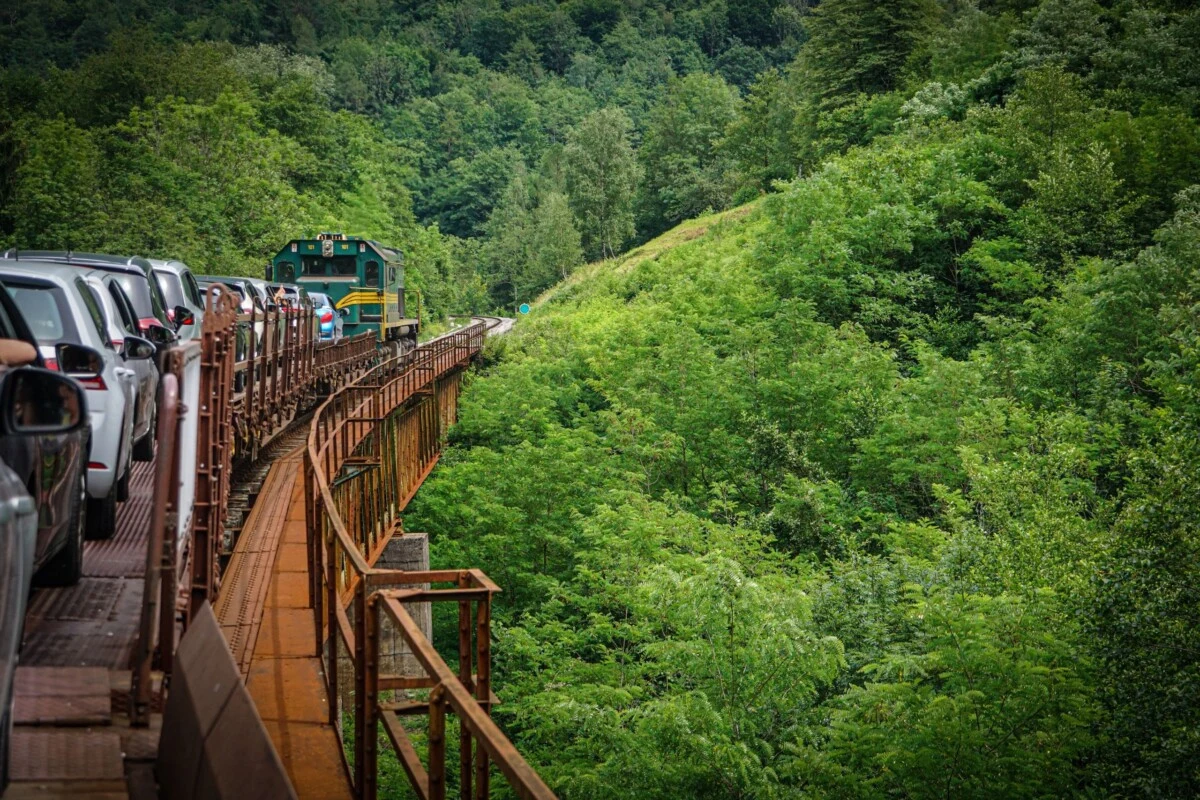 U Sloveniji postoji voz na koji se ukrcavaš autom i ostaješ u njemu sjediti i uživati u pogledu! Vozi kroz nevjerojatne krajolike