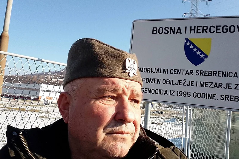 Pripadnik četničkog pokreta iz Srbije sa kokardom na glavi provocirao ispred Memorijalnog centra u Potočarima