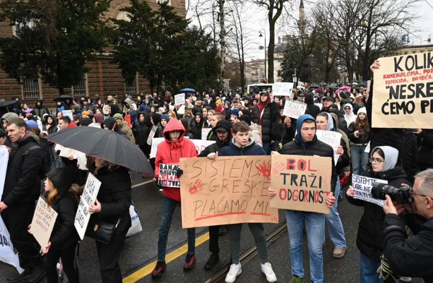 Novi protesti u Sarajevu, srednjoškolci i studenti opet izašli na ulice