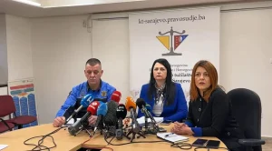 Foto: Printscreen YouTube/ Glavna kantonalna tužiteljica Tužilaštva KS Meliha Dugalija i policijski komesar Uprave policije MUP-a Kantona Sarajevo Fatmir Hajdarević na konferenciji za medije u Tužilaštvu KS.