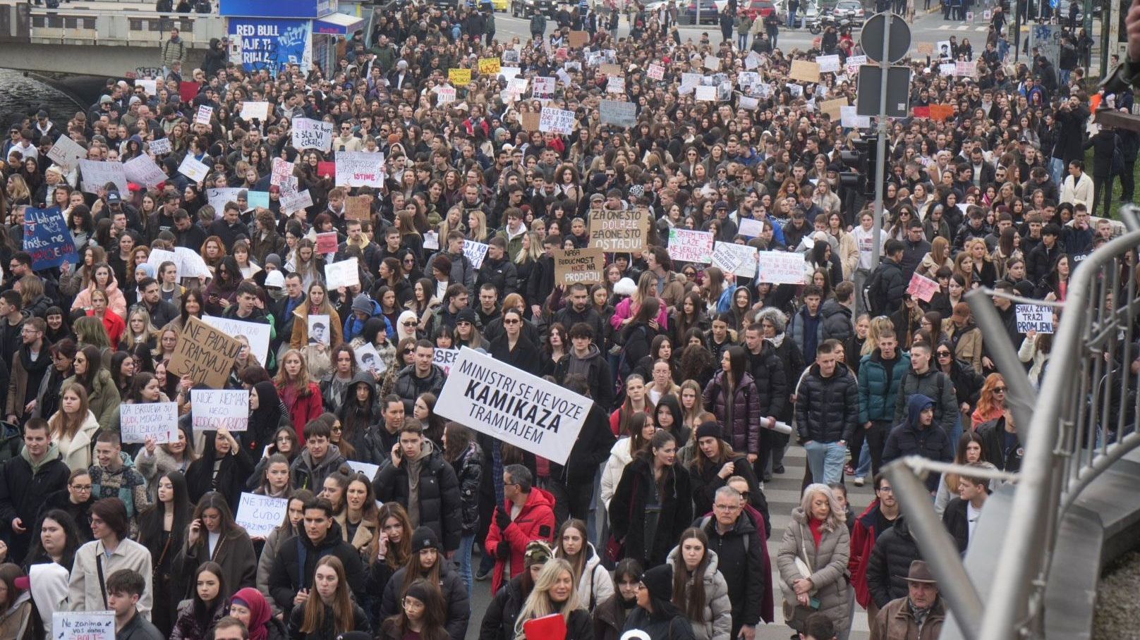 Masovni protesti. Avaz