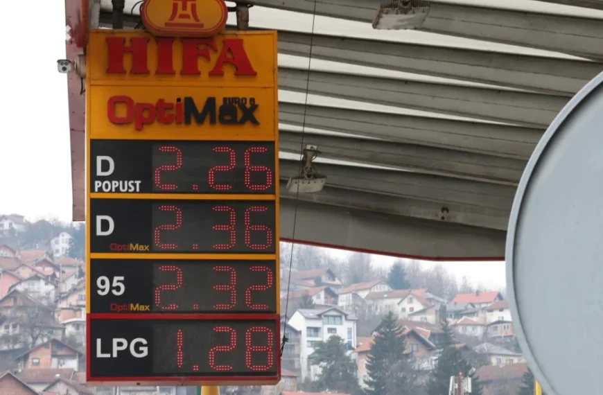 Na pumpama u BiH primjetne nešto veće gužve: Cijene nafte globalno rastu, domaće tržište zasad stabilno