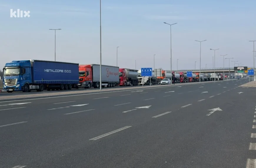 Počela blokada graničnih prijelaza u BiH: Prijevoznici parkiranim kamionima zaustavili promet robe