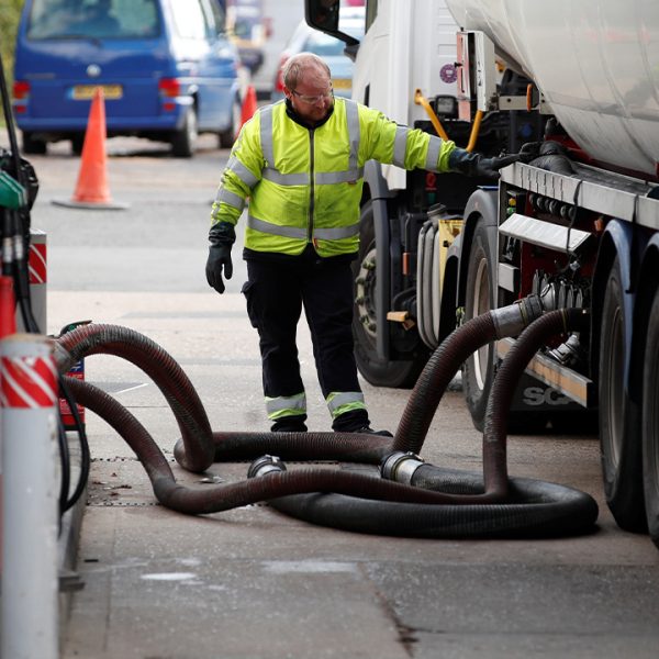 Zašto ne biste trebali točiti gorivo ako je cisterna na pumpi?