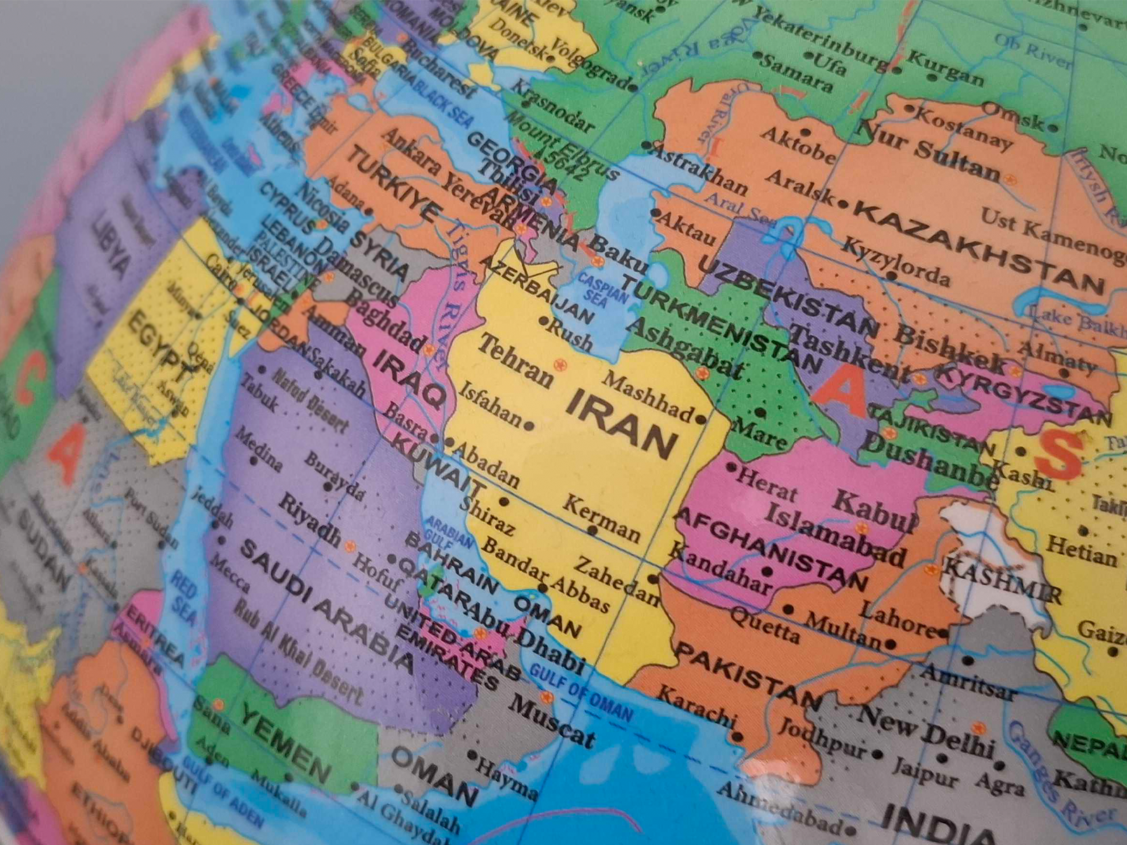 Cijene nafte skočile više od 8 posto nakon napada na Iran