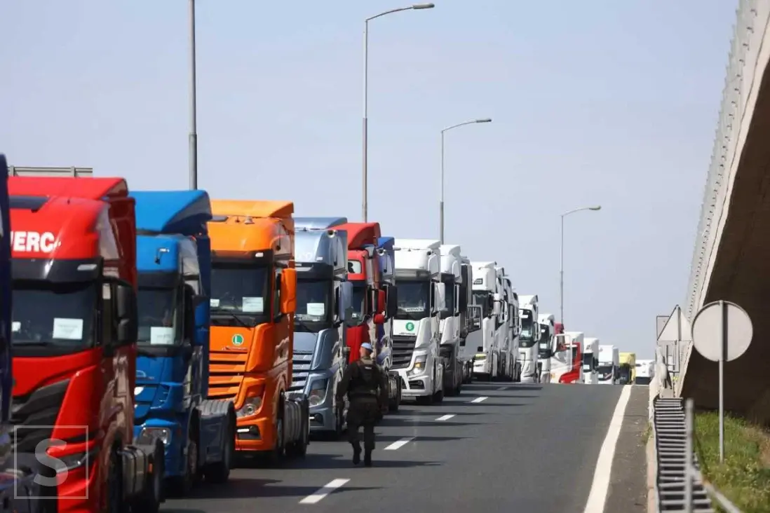 Krenulo masovno vraćanje bh. vozača sa granice sa Hrvatskom