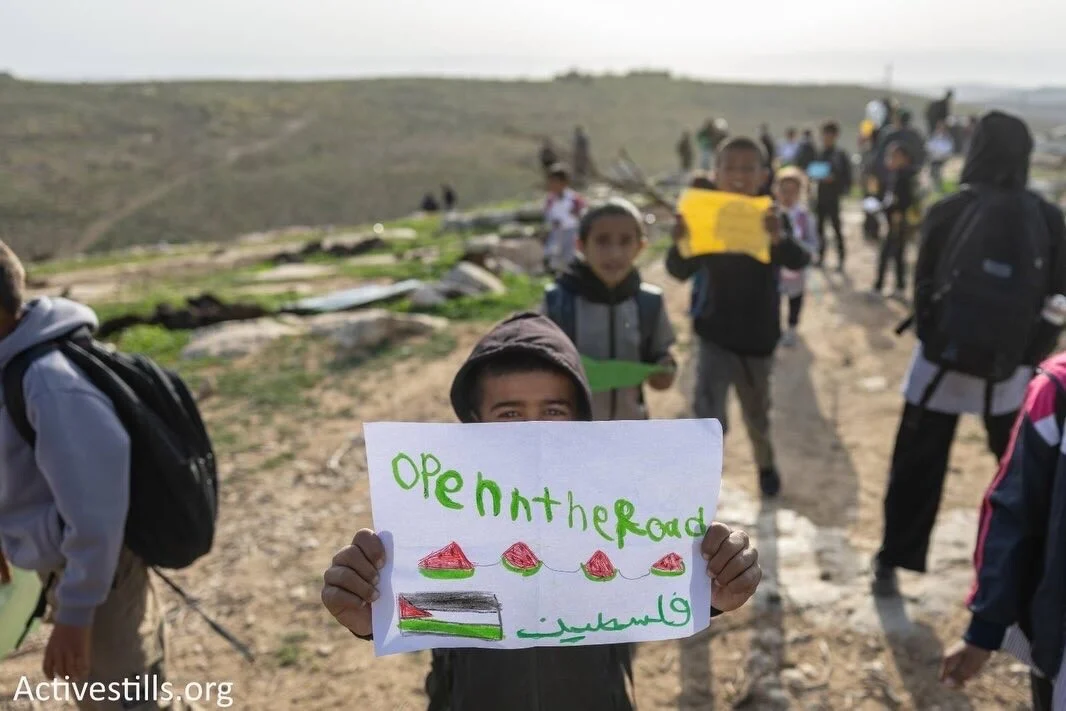 Izraelski doseljenici bez kočnice: Bodljikavom žicom zagradili palestinskim mališanima put do škole