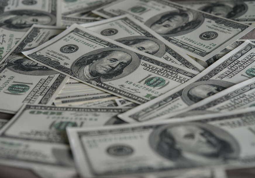 Žena bacila preko 160.000 dolara s balkona nakon svađe sa mužem