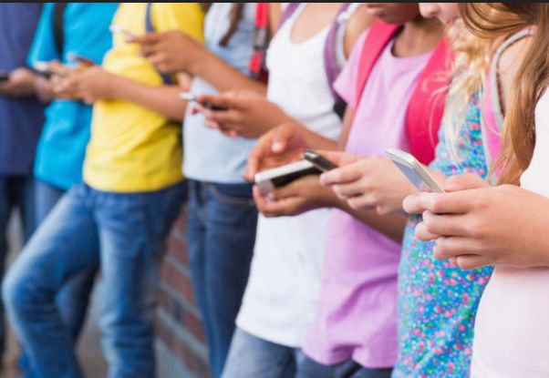 Evropa razmatra zabrane i ograničenja društvenih mreža za maloljetnike