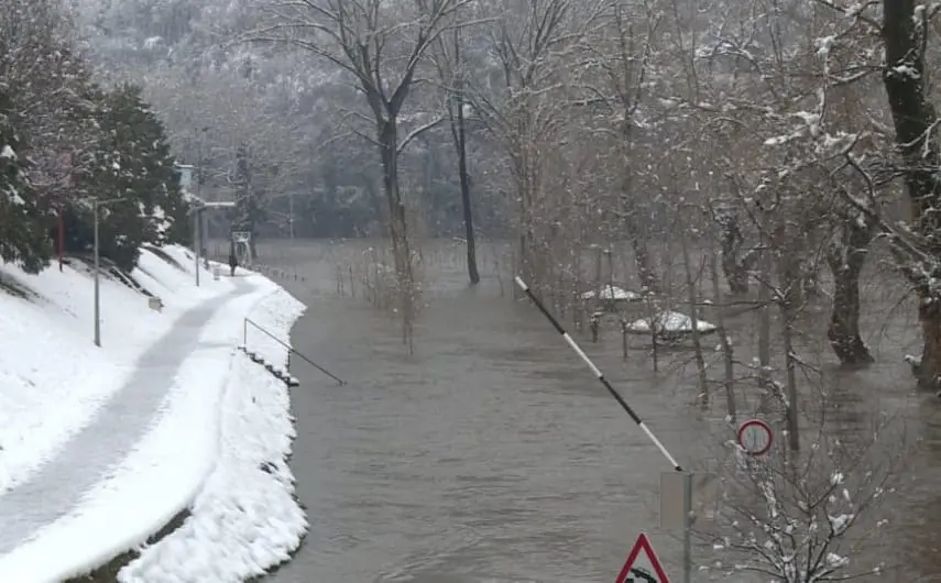 Zbog izlijevanja rijeka obustavljen saobraćaj na više puteva u BiH