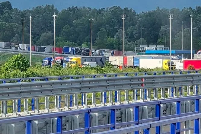 Nepregledne kolone kamiona na GP Gradiška: Vozači žrtve administracije, ali i radnog vremena terminala