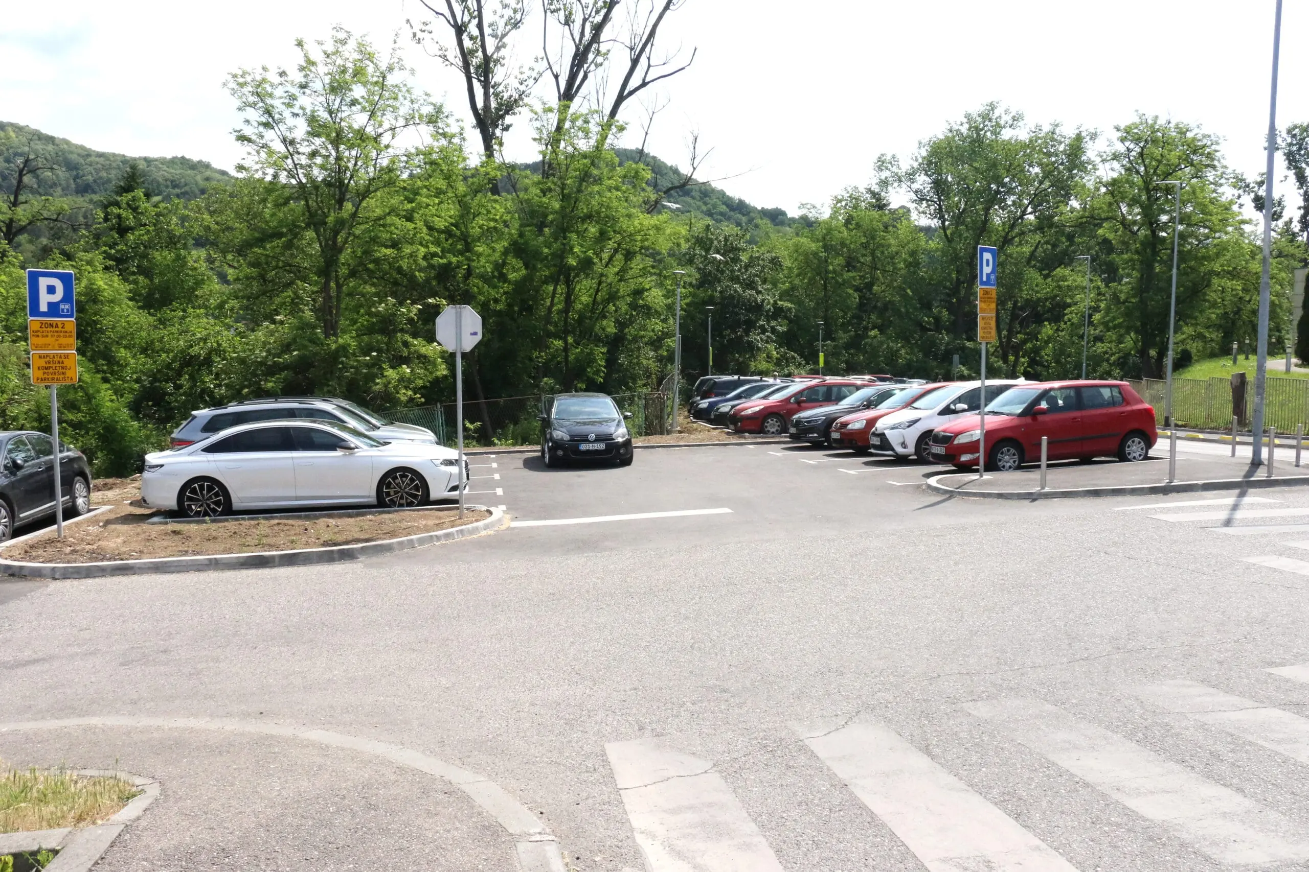 U blizini UKC-a Tuzla izgrađeno više od 100 novih parking mjesta