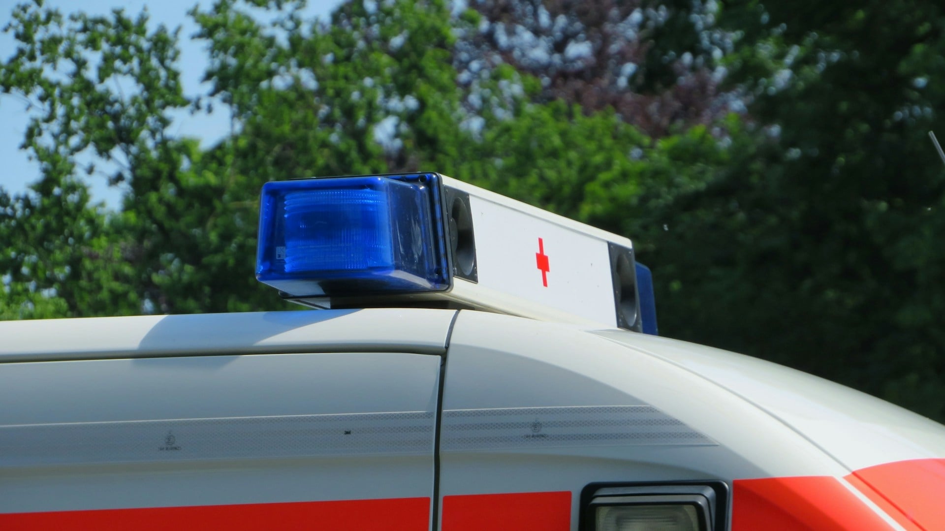 Tragedija u susjedstvu: Muškarac poginuo od strujnog udara dok je prao automobil