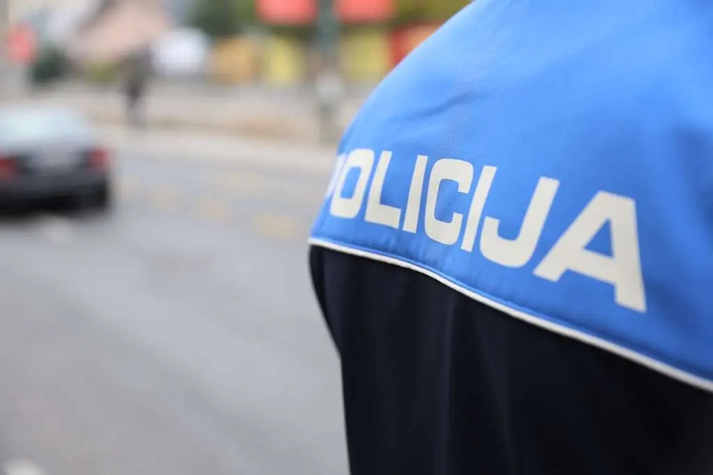 Mladić iz Gradačca osumnjičen za prijetnje oružjem i napad na policajca