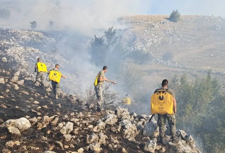 Oružane snage BiH i danas gase požare u Bosanskom Grahovu i Nevesinju