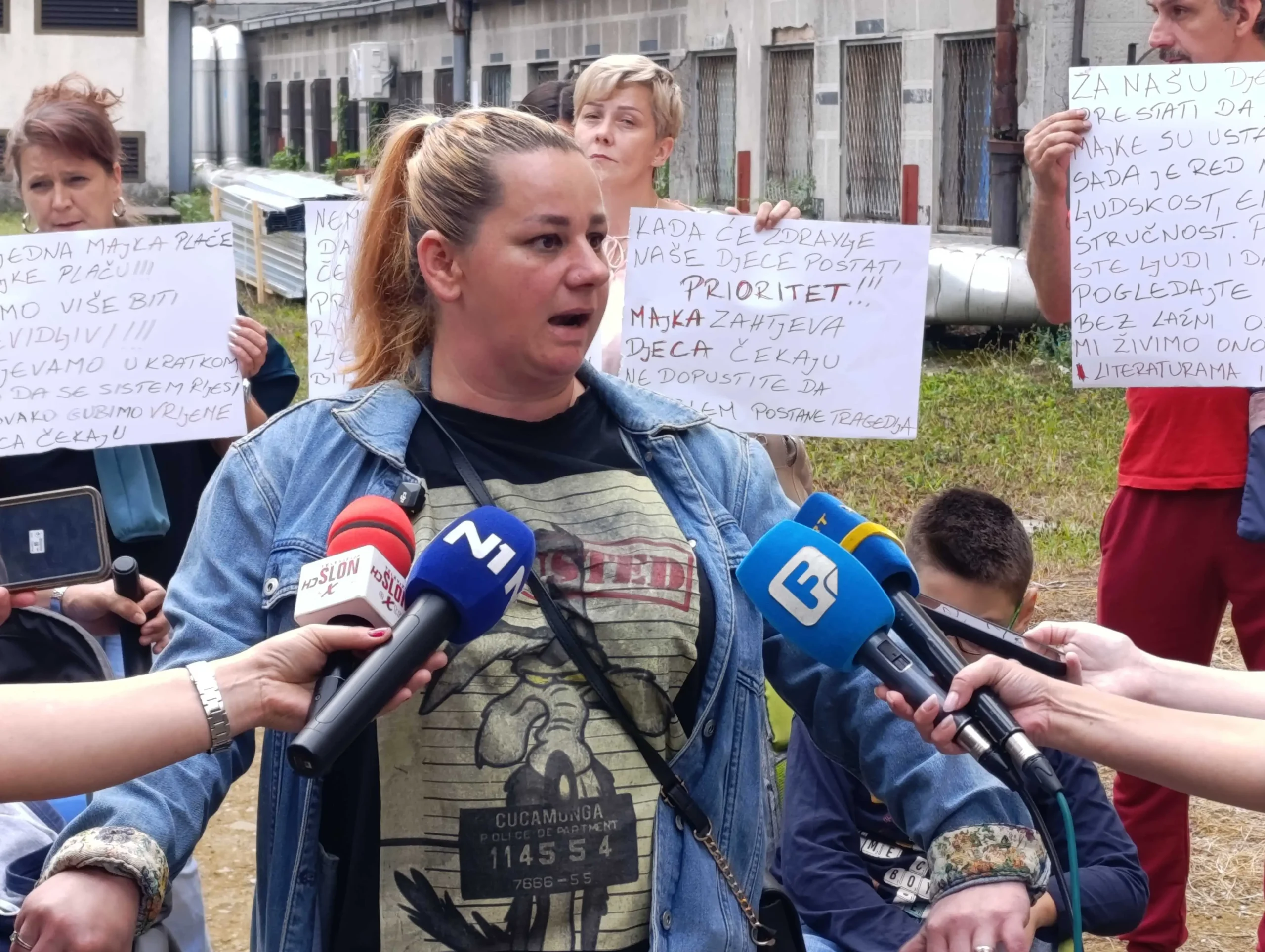 Roditelji protestovali ispred UKC-a Tuzla, traže više specijalista za djecu