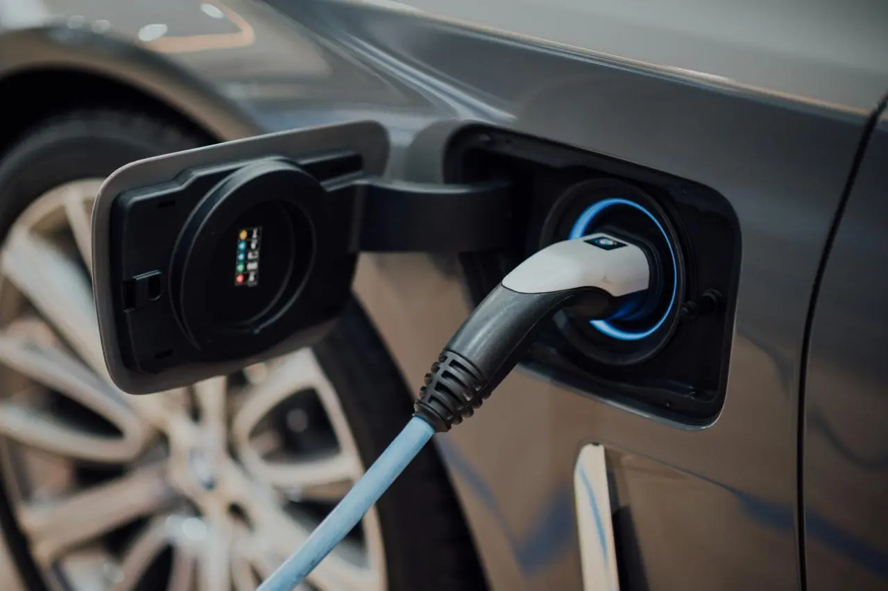 Objavljen javni poziv za sufinansiranje projekata izgradnje i postavljanja punionica električnih vozila